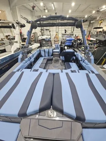 Slide: The Image of Malibu Wakesetter 21 LX 2026 - 11