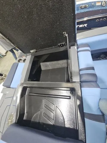 Slide: The Image of Malibu Wakesetter 21 LX 2026 - 12