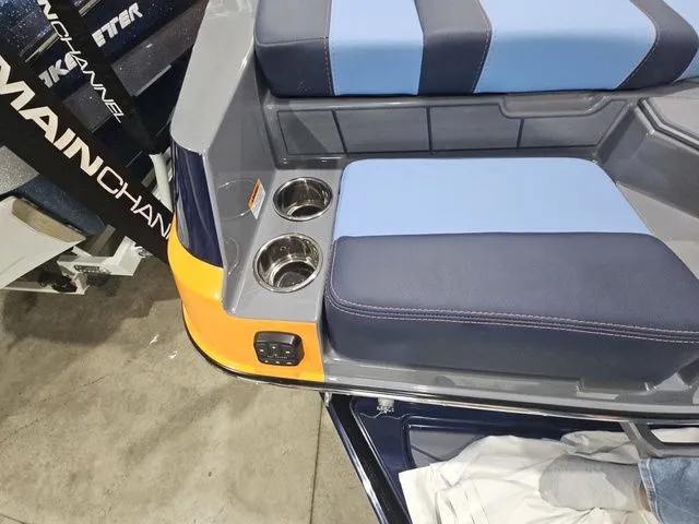 Slide: The Image of Malibu Wakesetter 21 LX 2026 - 13