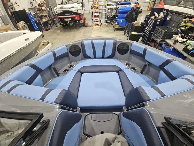 Slide: The Image of Malibu Wakesetter 21 LX 2026 - 15