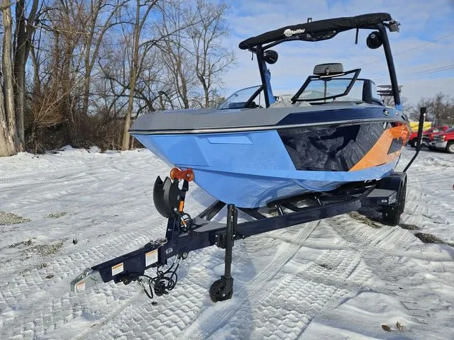 Slide: The Image of Malibu Wakesetter 21 LX 2026 - 17