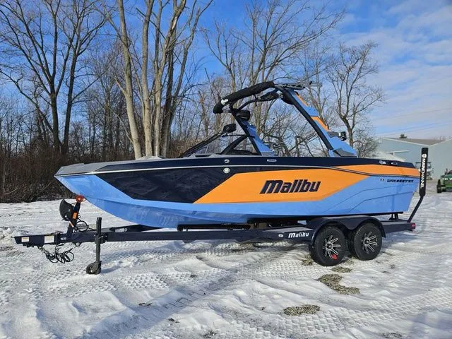 Slide: The Image of Malibu Wakesetter 21 LX 2026 - 18
