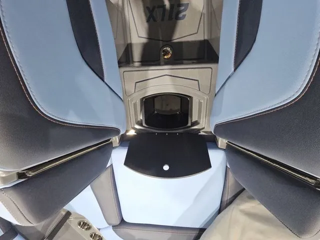 Slide: The Image of Malibu Wakesetter 21 LX 2026 - 19