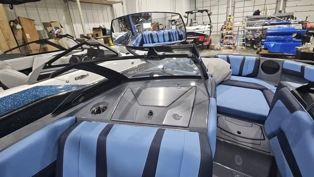 Slide: The Image of Malibu Wakesetter 21 LX 2026 - 9