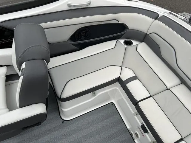 Slide: The Image of Yamaha 212 Limited S 2019 - 30