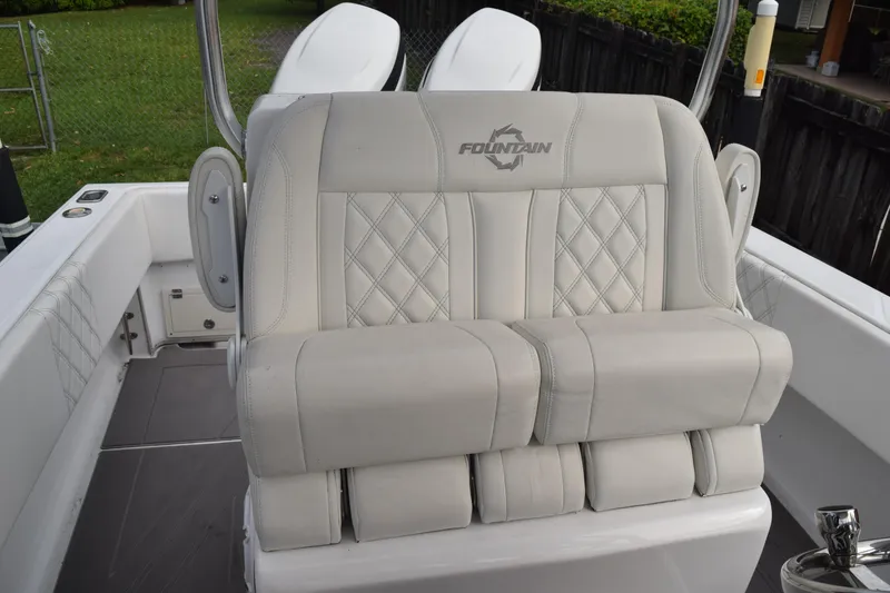 Slide: The Image of 1993 Fountain 27 Center Console boat with white cushioned seating and diamond stitching. - 36