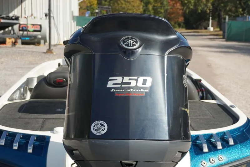 Slide: The Image of 2008 Ranger Z520 Comanche with Yamaha 250 four-stroke engine, parked outdoors. - 10