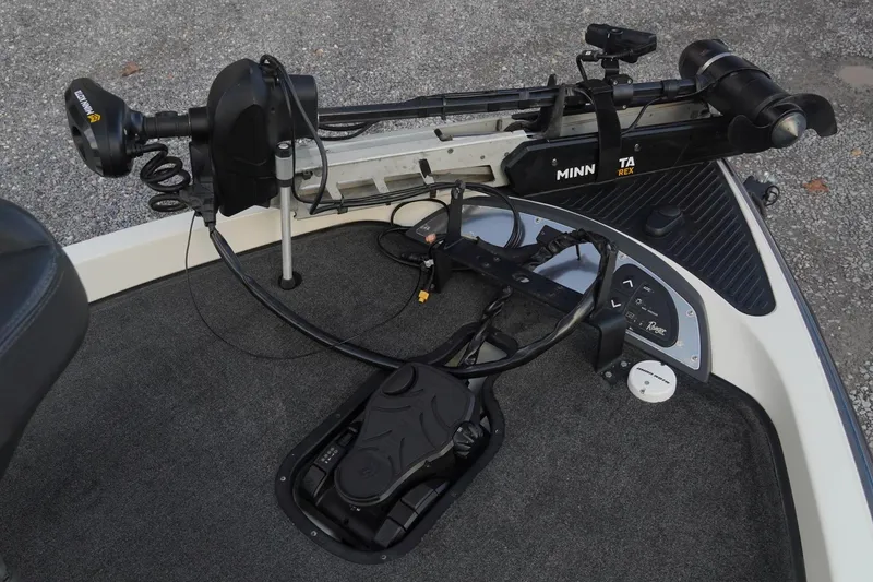 Slide: The Image of 2008 Ranger Z520 Comanche Ranger Cup boat with Minn Kota trolling motor. - 26