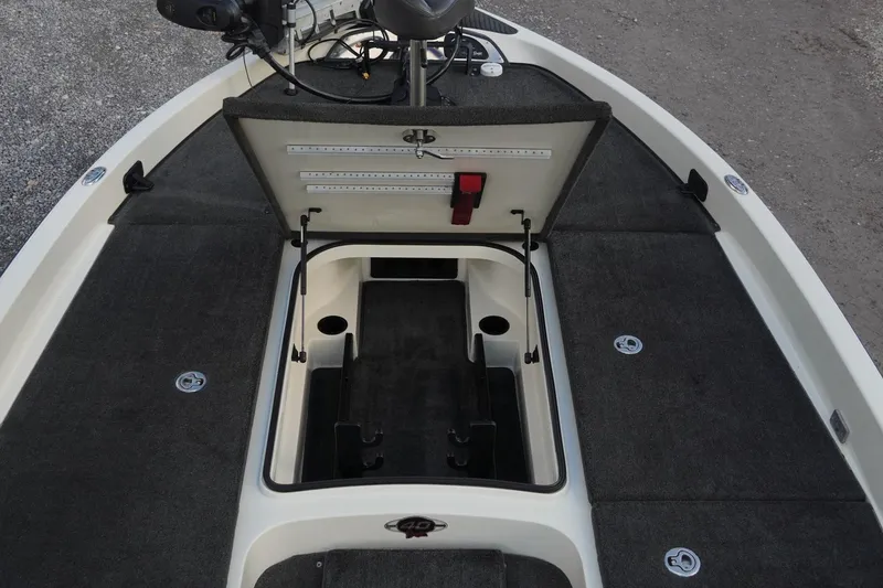 Slide: The Image of 2008 Ranger Z520 Comanche Ranger Cup boat interior with open storage compartment. - 30