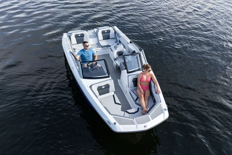 Slide: The Image of Scarab 210 SE 2026 - 32