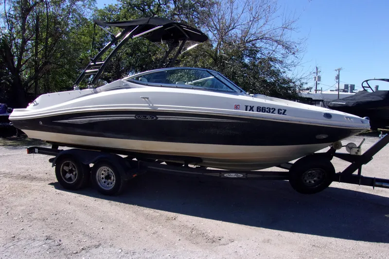 The Image of 2007 Sea Ray 210 Select boat on trailer, parked outdoors. - 1