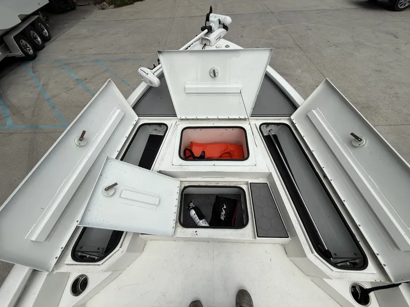 Slide: The Image of Avid 23 FS 2020 boat seating and storage compartment, beige upholstery, top view. - 18