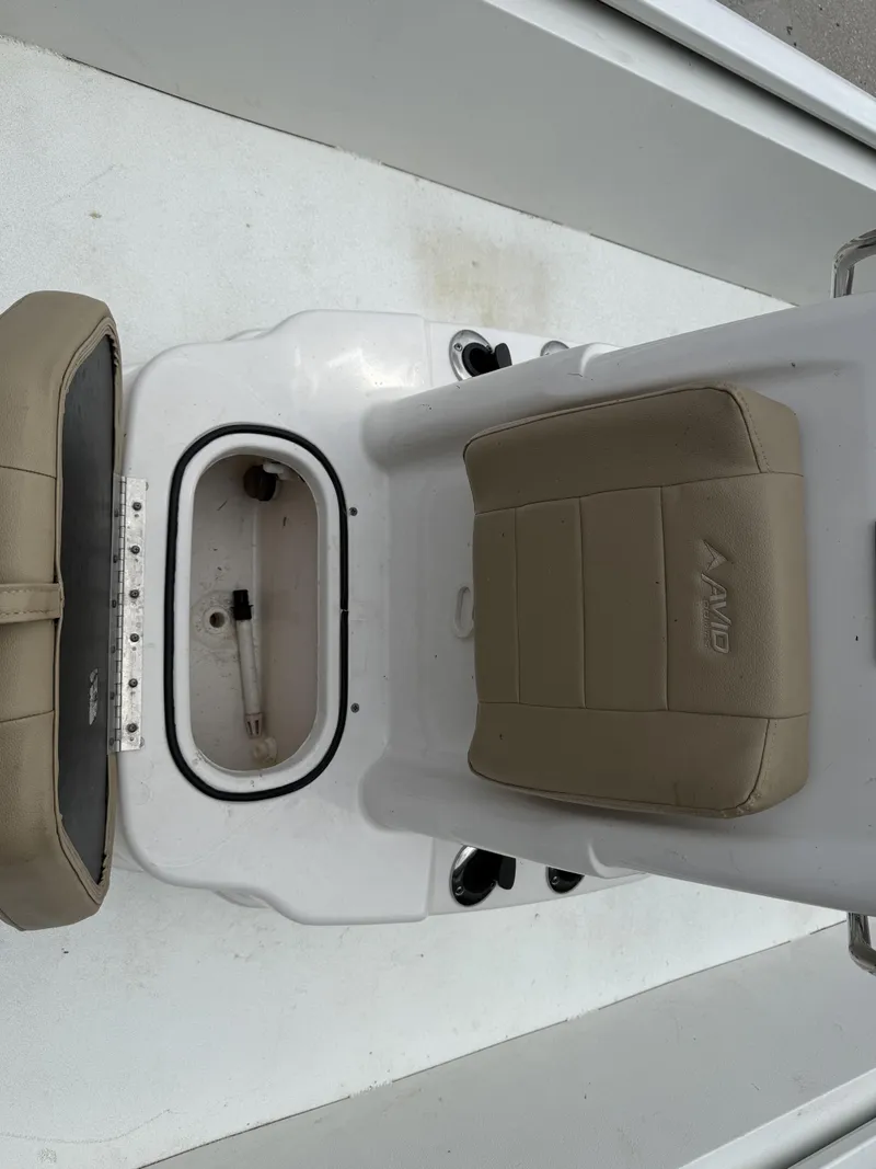 Slide: The Image of Capacity label on 2020 Avid 23 FS boat, max 8 persons or 1157 lbs. - 19