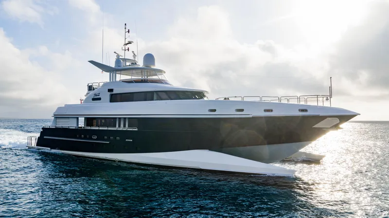 Slide: The Image of Luxury 2005 New Zealand Yachts Wave Piercer cruising on open water. - 3