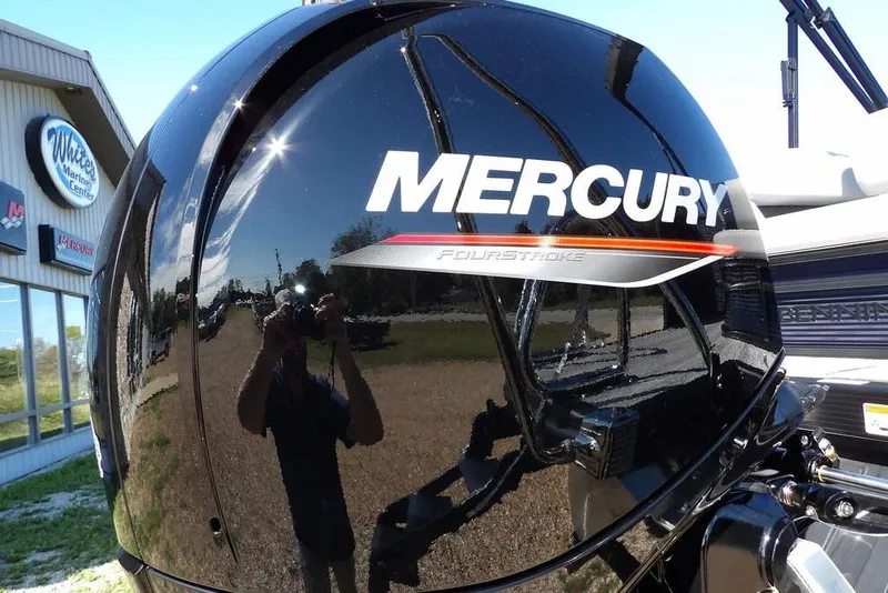 Slide: The Image of Mercury FourStroke engine on 2026 Bennington S Swingback 22 SSB at marine center. - 33