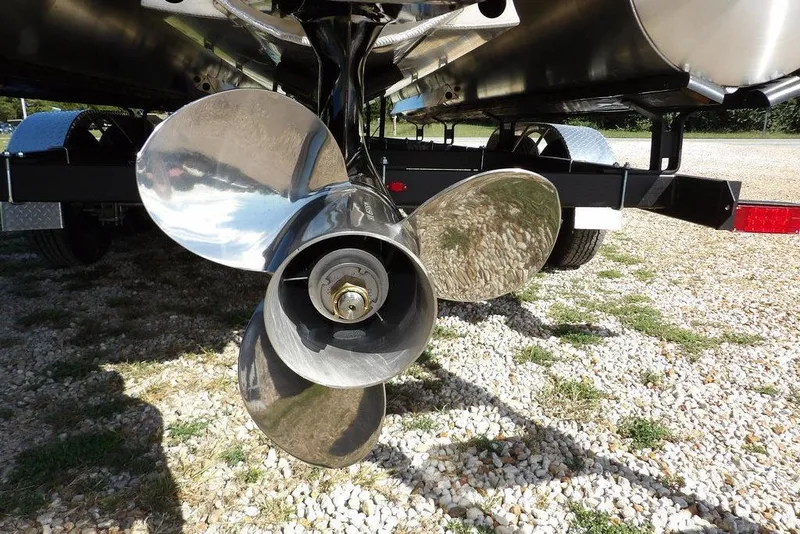 Slide: The Image of Propeller of 2026 Bennington S Swingback 22 SSB pontoon boat on trailer. - 37