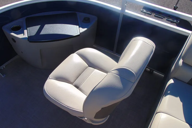 Slide: The Image of 2024 Sun Tracker Fishin' Barge 20 DLX boat seat and console detail. - 27