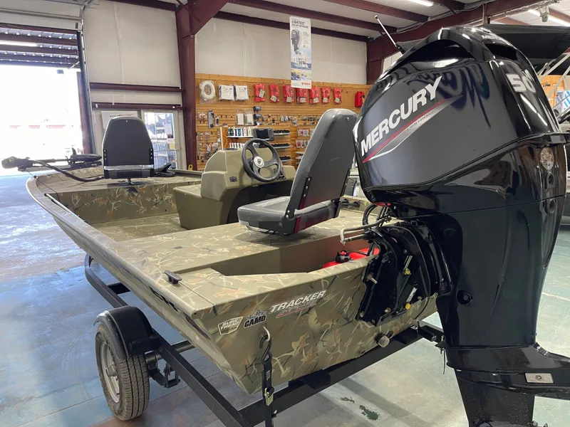 Slide: The Image of Tracker Grizzly 1648 SC 2023 - 10