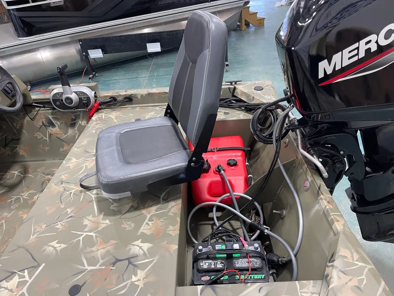 Slide: The Image of Tracker Grizzly 1648 SC 2023 - 11