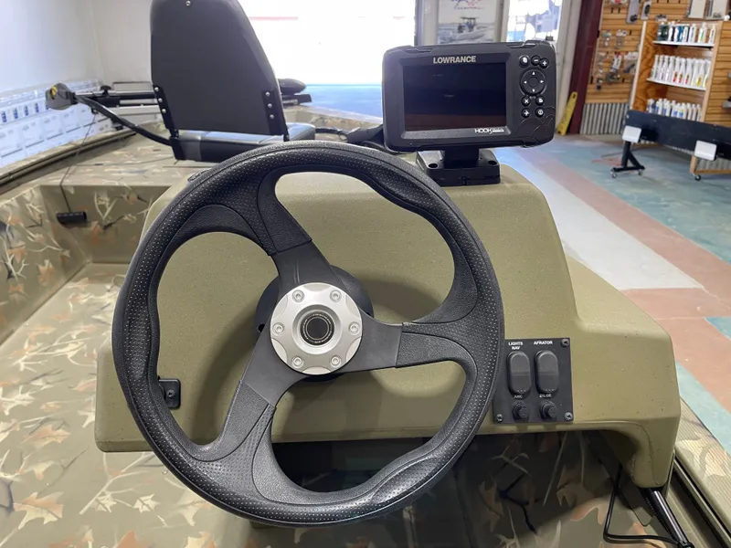 Slide: The Image of Tracker Grizzly 1648 SC 2023 - 12