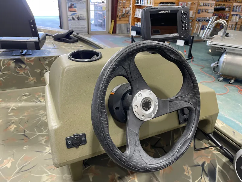 Slide: The Image of Tracker Grizzly 1648 SC 2023 - 13