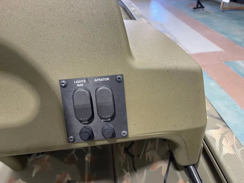 Slide: The Image of Tracker Grizzly 1648 SC 2023 - 14