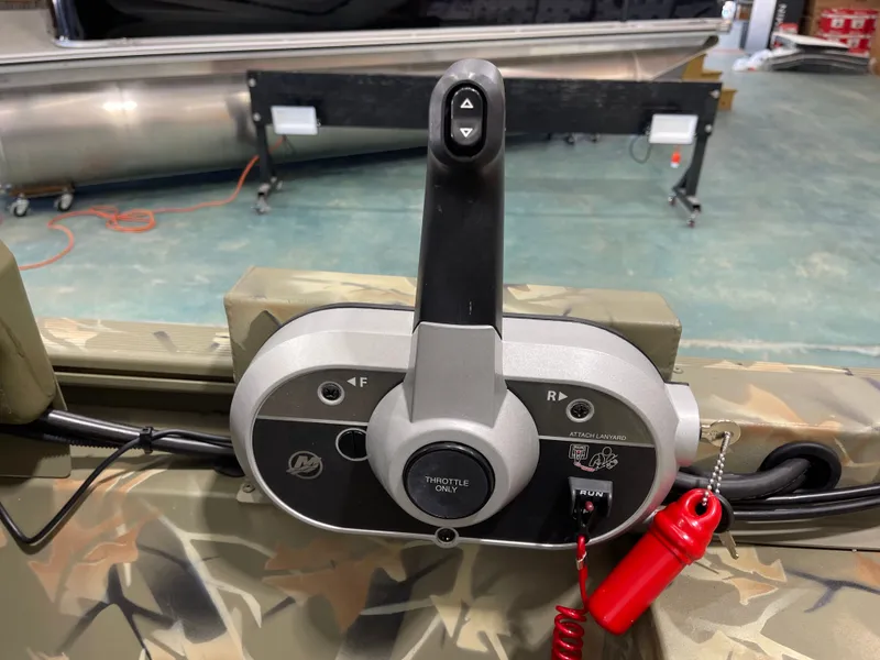 Slide: The Image of Tracker Grizzly 1648 SC 2023 - 15