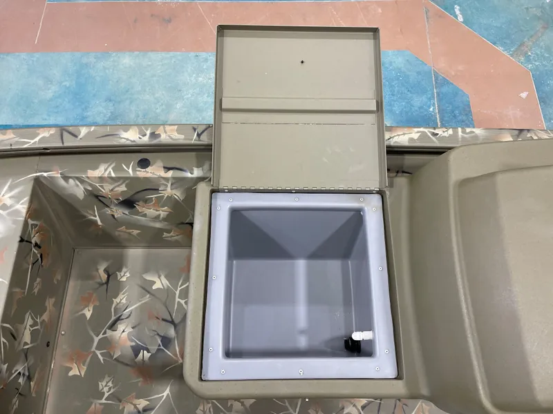 Slide: The Image of Tracker Grizzly 1648 SC 2023 - 16