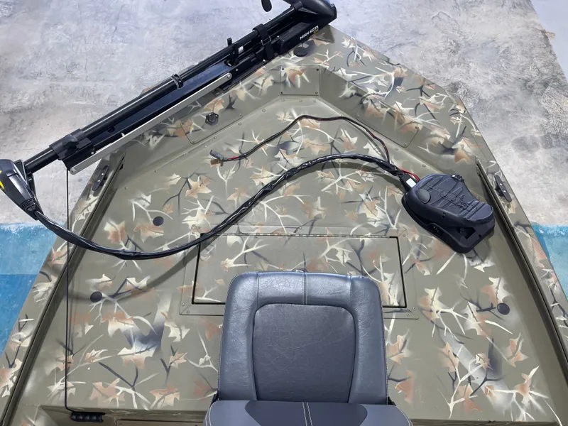 Slide: The Image of Tracker Grizzly 1648 SC 2023 - 17