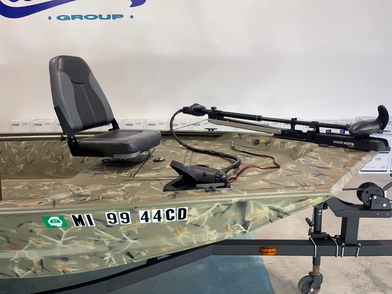 Slide: The Image of Tracker Grizzly 1648 SC 2023 - 5