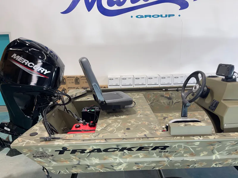 Slide: The Image of Tracker Grizzly 1648 SC 2023 - 7