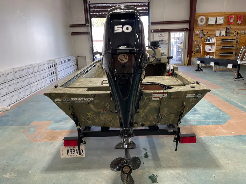 Slide: The Image of Tracker Grizzly 1648 SC 2023 - 9