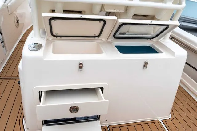 Slide: The Image of Grady-White 281 Coastal Explorer 2025 - 20