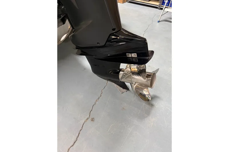 Slide: The Image of 2026 Viaggio Diamante 24S boat propeller on display in a showroom. - 32