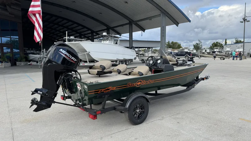 Slide: The Image of Tracker Bass Tracker Classic Limited 2026 - 2