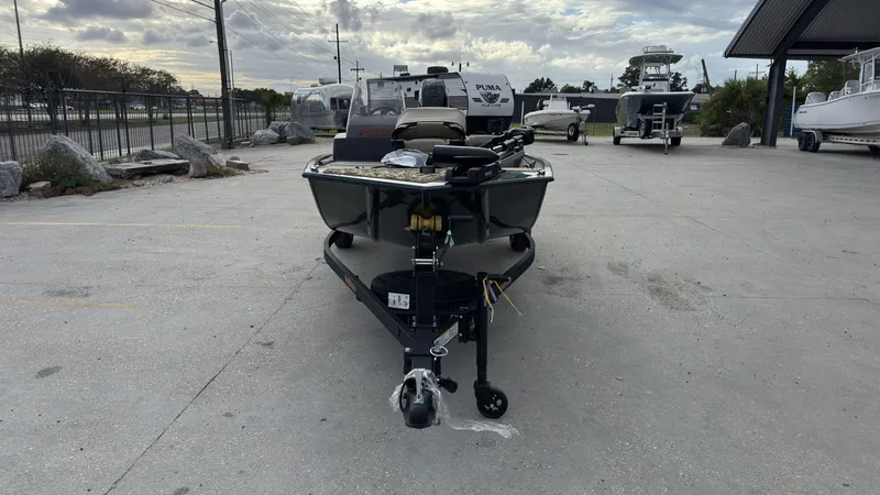 Slide: The Image of Tracker Bass Tracker Classic Limited 2026 - 5