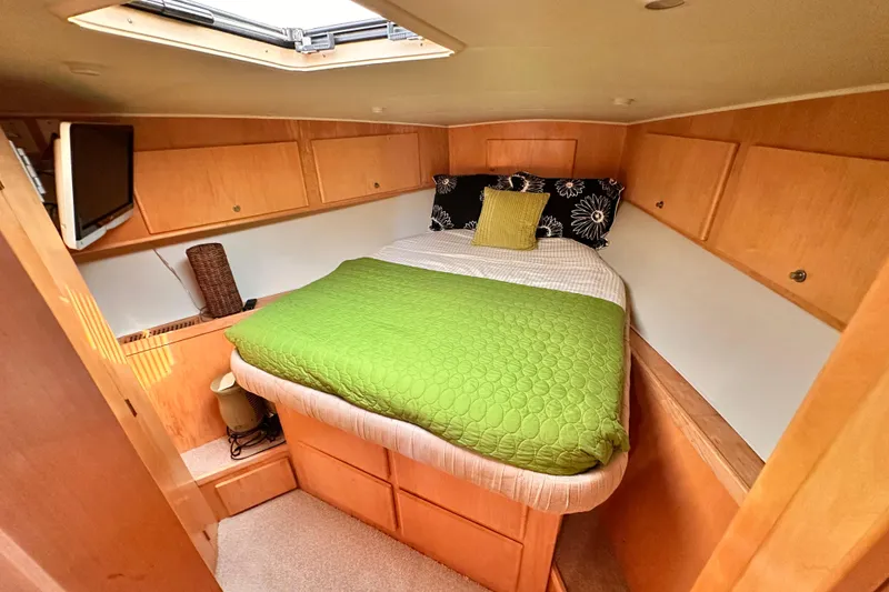 Slide: The Image of Cozy cabin interior of 1998 Navigator 4800 yacht with bed and storage. - 21