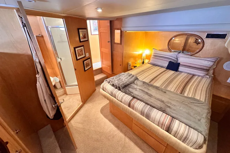 Slide: The Image of Cozy bedroom with ensuite bathroom in 1998 Navigator 4800 yacht. - 24