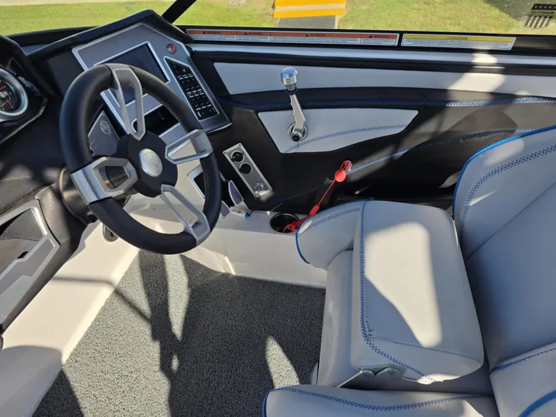 Slide: The Image of MasterCraft XT22 2020 - 21