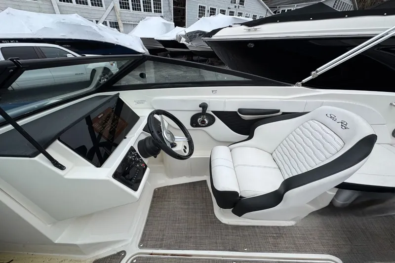 Slide: The Image of Sea Ray SPX 210 Outboard 2021 - 11