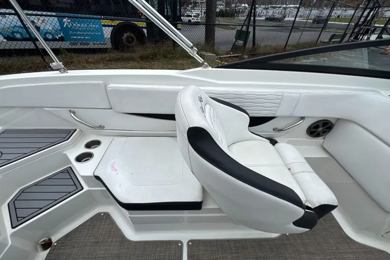 Slide: The Image of Sea Ray SPX 210 Outboard 2021 - 13