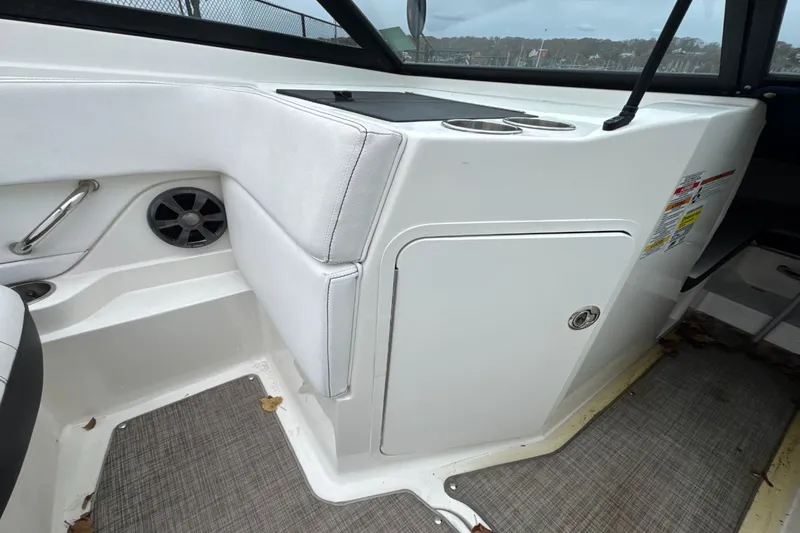 Slide: The Image of Sea Ray SPX 210 Outboard 2021 - 14