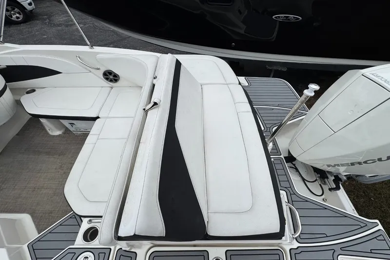 Slide: The Image of Sea Ray SPX 210 Outboard 2021 - 3