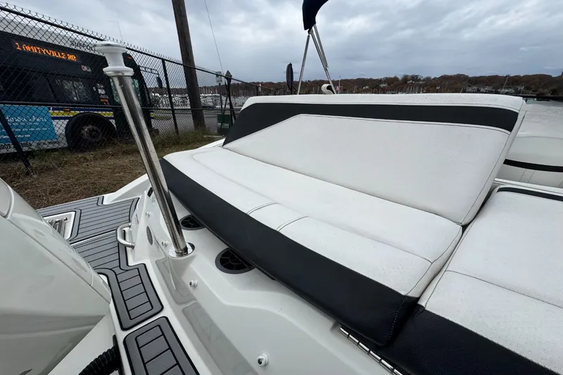 Slide: The Image of Sea Ray SPX 210 Outboard 2021 - 5