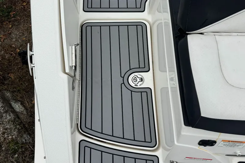 Slide: The Image of Sea Ray SPX 210 Outboard 2021 - 6