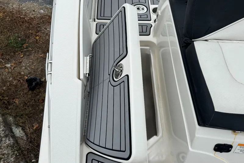 Slide: The Image of Sea Ray SPX 210 Outboard 2021 - 7