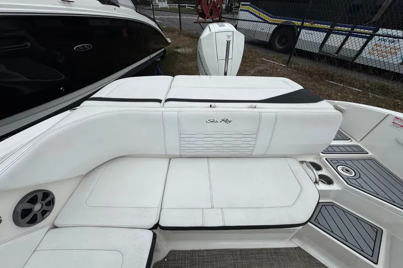 Slide: The Image of Sea Ray SPX 210 Outboard 2021 - 8