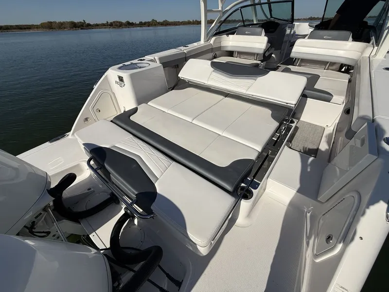 Slide: The Image of Robalo R317 Dual Console 2021 - 13