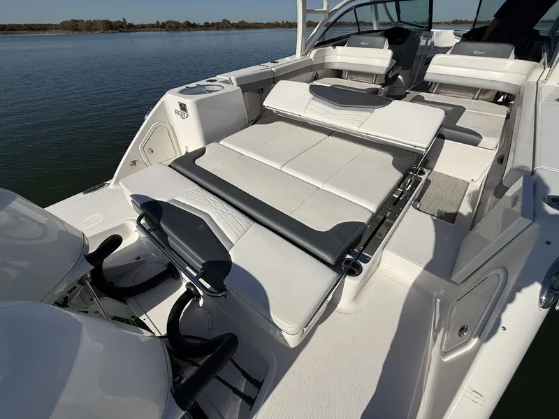 Slide: The Image of Robalo R317 Dual Console 2021 - 14