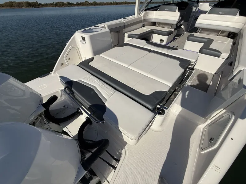 Slide: The Image of Robalo R317 Dual Console 2021 - 15